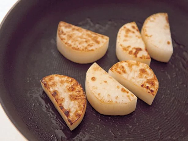 【写真を見る】大根の両面にしっかりと焼き色をつけてから煮込むと、焦げ目がうまみになる