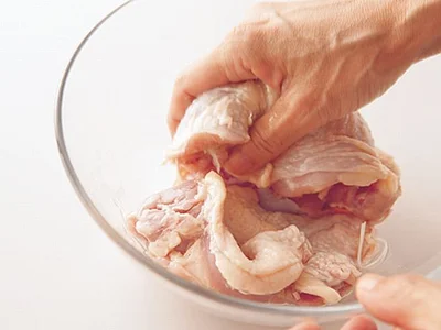 【写真を見る】とり肉をボウルに入れて下味の材料を加えてよくもみ込み、にんにくの風味をしっかりつける