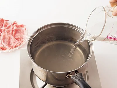 【写真を見る】牛肉をゆでるときは、湯の温度が高いとかたくなるので、水を加えて温度を下げてからゆでて