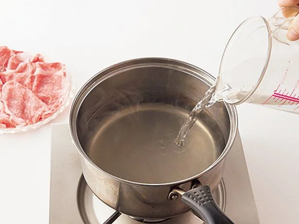 【写真を見る】牛肉をゆでるときは、湯の温度が高いとかたくなるので、水を加えて温度を下げてからゆでて