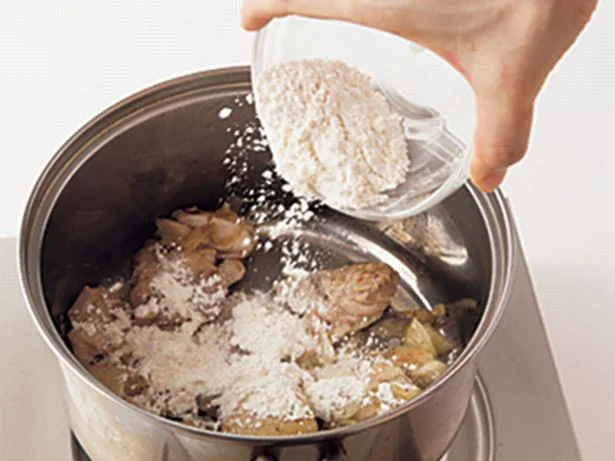 小麦粉を加えることで、スープにとろみがつく。ホワイトソースを作らなくてもおいしさは充分