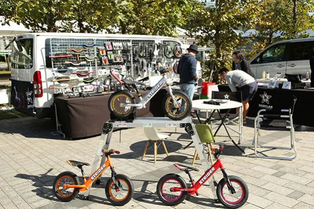 地面を足で蹴って進む幼児向けのペダル無し自転車・ランニングバイクを使って参戦