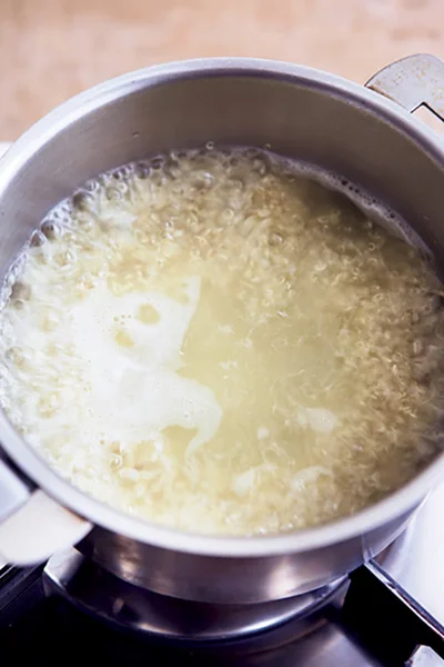 【写真を見る】キヌアをゆでるときは、湯がふつふつするくらいの火加減で。粒が小さいので目 の詰まったざるに上げて