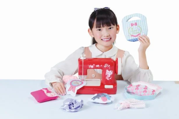衝撃の手軽さ！「毛糸で縫える」子ども用ミシンがすごい