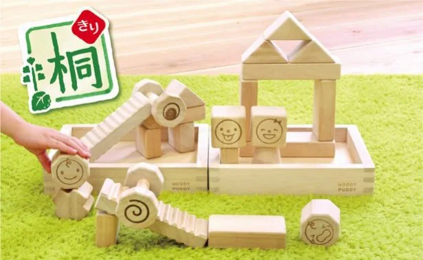 赤ちゃんの「積み木ガッシャーン！」遊びも、軽く柔らかい桐なら安心