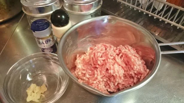 【写真を見る】（写真1）材料は「調味料と豚ひき肉」。ソーセージってこんなにシンプルなの!?