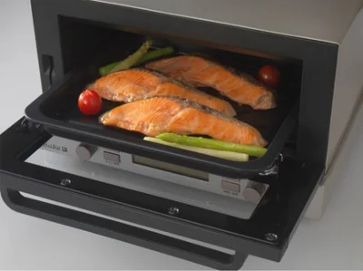 【写真を見る】トースター・オーブン・ノンフライヤー・魚焼きグリル・燻製器一台5役のコンべクショントースター　17800円（税抜）