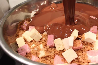 「ミルクチョコレート」にはもちもちのマシュマロ、サクサクの焼いたクレープ生地「フィアンティーヌ」が入り、さまざまな食感が楽しめる