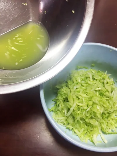 【写真を見る】（写真A）結構な量の千切りキャベツ、塩もみしたらコンパクトに。このあとすぐマヨで和えるのがポイント