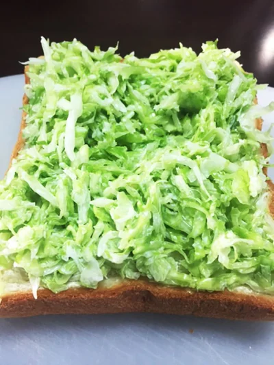 （写真B）バターを塗った食パンにマヨ和えキャベツをバーンとのせちゃいます
