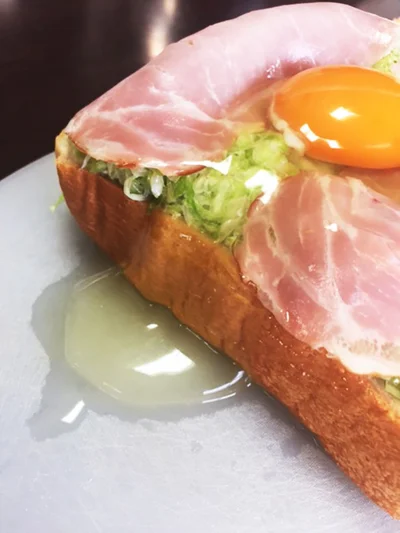 （写真C1）真ん中に卵をポトリしたはずが、あ゛っーーー！！あふれてしまった