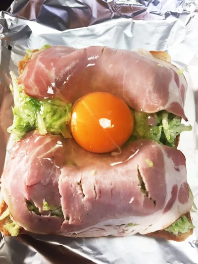 （写真C2）こぼれた白身はあきらめ（泣）、食パンをアルミホイルにのせトースターで焼く