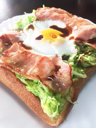（写真D）完成。長年憧れ続けた目玉焼きオンザ・トーストが目の前に！ 