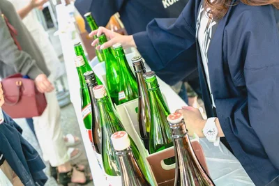 「日本酒を楽しむエリア」では、全国各地の10社の蔵元が勢ぞろい