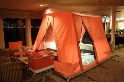コールマンのテントや小物などが船の中に設置され、アウトドア気分を盛り上げる（写真は第一弾イベント「真夜中のピクニック船」のもの）  