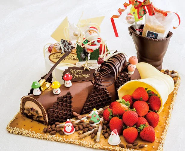 2つの種類を1度に楽しめるなど魅力たっぷりのケーキが勢揃い！　「パーティークリスマス（34x34cm）」12000円　限定20台