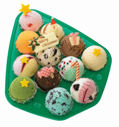 クリスマスツリーバラエティパック（参考価格3150円）は、お好きなキッズサイズのアイスクリーム12コにチョコのクリスマスオーナメントを飾る、ツリー型のバラエティパック