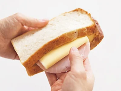【写真を見る】チーズは加熱すると溶け出てしまうので、半分に折ってからパンにはさもう