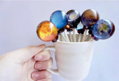 【写真を見る】Planet Lollipops / Galaxy Lollipops 各10種 目で見て楽しい、なめておいしい惑星キャンディ 490円（税抜）