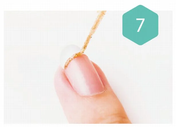 ラメライナーでマットホワイトの下のラインのふちに沿ってラインを描く