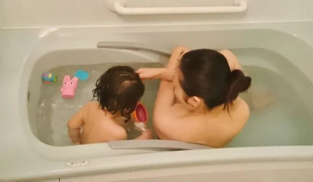 （写真1）一歳娘のコモモも、違和感なく気持ちよく入浴できているよう。お湯がツルッとなるので、転ばないように気を付けてあげたほうがよさそう。