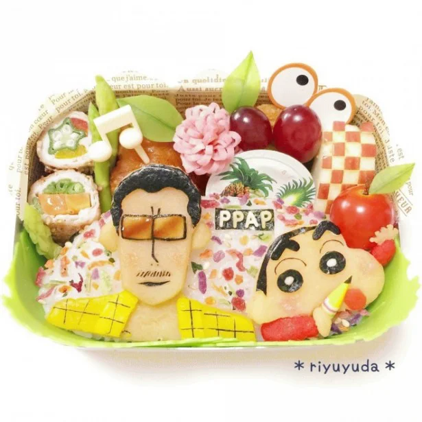 こちらもriyuyudaさんの作品「しんちゃんとピコ太郎」。しんちゃんがI have a pen.しながらアッポーを手にしてる～こちらも細かい！