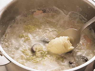 【写真を見る】バターと小麦粉を練り混ぜたものを加えると、簡単にとろみがつき、風味もアップする