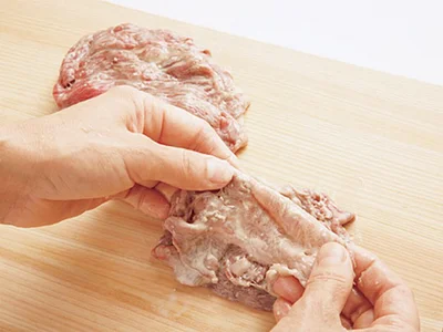 【写真を見る】牛肉は広げて重ね、手のひら大の小判形にまとめる。下味の材料がつなぎになる