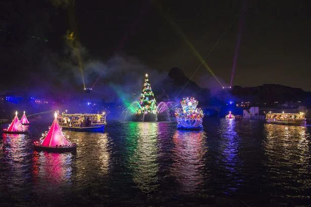 夜の水上に色鮮やかなクリスマスツリーやツリーのオブジェが並ぶ光景は幻想的