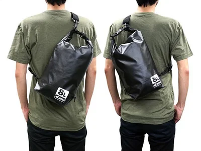 右掛け、左掛け両対応のショルダーストラップ付き。「Water Sports Dry Bag」8Lサイズ：2280円(税込)