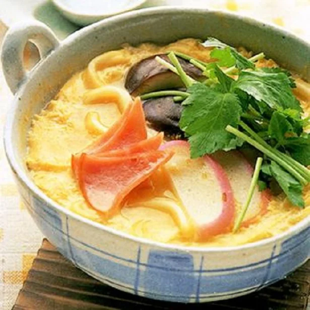「小田巻き」という名前は、茶椀蒸しの底にしかれたうどんの形と、紡いだ麻糸を巻いて玉にした「苧環(おだまき)」の形が似ていることから名づけられたよう