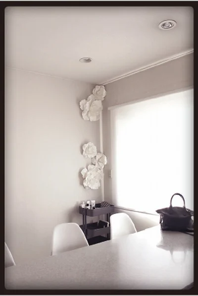 白い花を飾るだけで普通の白い壁がアートのように！