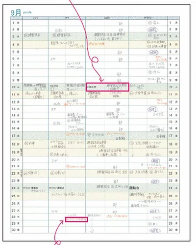 エクセルで自作したカレンダーに、家族の予定を記入。ダイニングテーブルの横に貼っている