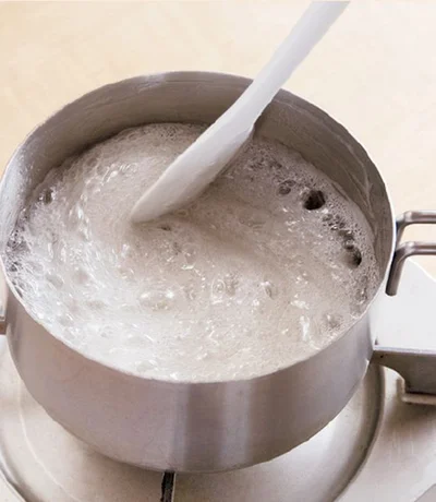 【写真を見る】水、寒天、砂糖を火にかけるとぶくぶく泡立つが、中火のまま加熱して。焦げやすいので、混ぜながら加熱すること！