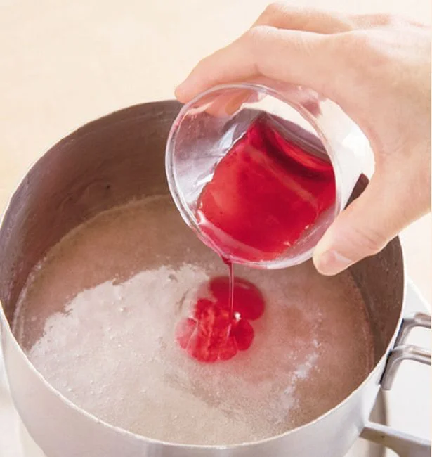 いったん火を止めてから、かき氷シロップを加える。熱いうちに手早く混ぜればむらにならない