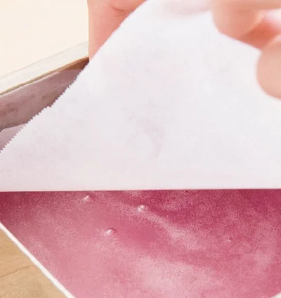 型に流し入れると、表面に気泡ができるが、オーブン用ペーパーをのせてはがせば泡がきれいに消える