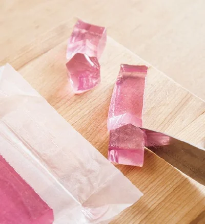 琥珀糖は乾燥させる前はやわらかくて切りにくいが、包丁の刃先を使って切 るようにするときれいに切れる
