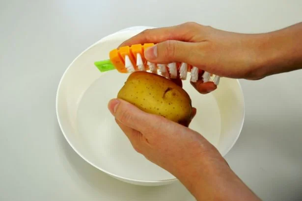 ケチ恥派なら、野菜も皮も丸ごと食べるべし。「野さしい菜ブラシ(やさしいなブラシ)」で汚れをしっかり落として。