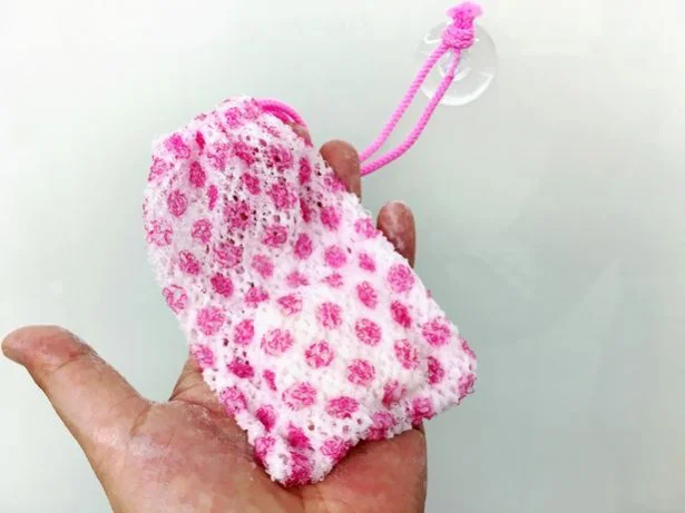 小さくなった石鹸を入れる「あわあわ石けんネット」 はピンクとブルーの2種
