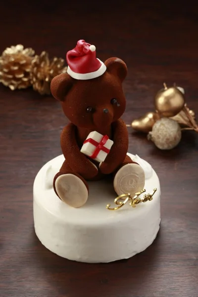 真っ白なケーキの上にクリスマス仕様のテディベアが鎮座する「ヌヌース ブラン」。