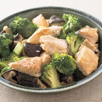 家計お助け食材・特売の鮭を使った夕飯レシピ「鮭とブロッコリーのうま煮」