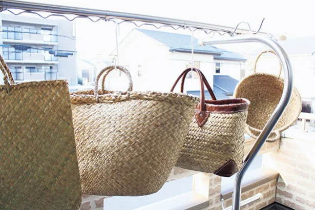 【写真を見る】夏に活躍した籠バッグは、きちんと天日干しして冬支度