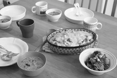 【写真を見る】鮭とブロッコリーのドリアと、かぼちゃの温サラダ、コーンスープの  3品。「ブロ ッコリーが苦手な長男も、大好きなチーズがのったドリアなら完食！」（中村さん）