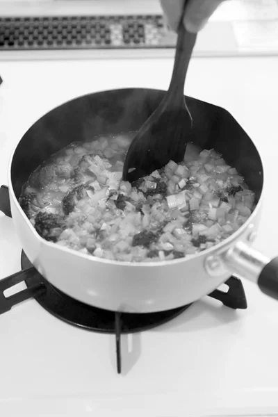 細かく刻んだ野菜を、 へらで潰れるくらいやわらかく煮てスープの ベースに。「たくさん作ったら、半分はホー ローの小鍋で保存。そのまま火にかけられる ので便利」  （中村さん）。 