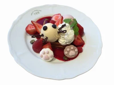 『京橋 千疋屋フルーツパーラー』2種の苺のねこワッフルは、ドリンク付（コーヒー、紅茶、フルーツティーのいずれか）で 2160円。各店各日限定10食。