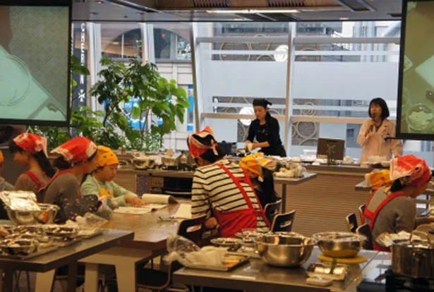 【写真を見る】第二部では親子で参加する和食の料理教室が行われました