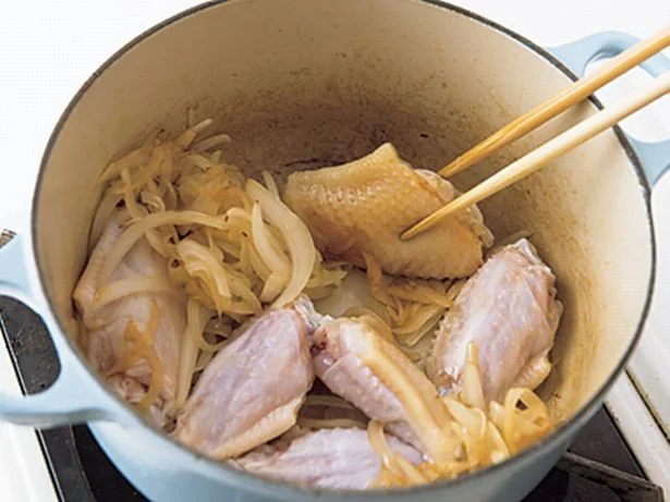 【写真を見る】手羽中を焼きつけるとき、鍋底の焦げ目をこそげるようにすると、煮汁のコクとうまみがアップする