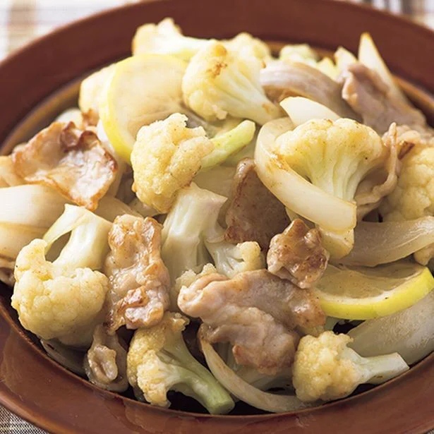 【夕飯レシピ】にんにくの香りで食欲アップ！栄養たっぷりの「豚肉とカリフラワーのレモン炒め」
