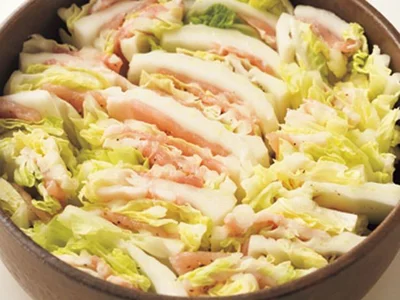 【写真を見る】白菜の間に豚肉をはさみ、5～6cm幅に切ったら、切り口を上にして立てて、鍋にきっちりと詰める