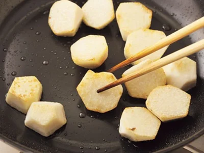 【写真を見る】里いもは焼き色がつくまで焼きつけてから煮込むと、ぬめりが抑えられ、煮汁が濁りにくい